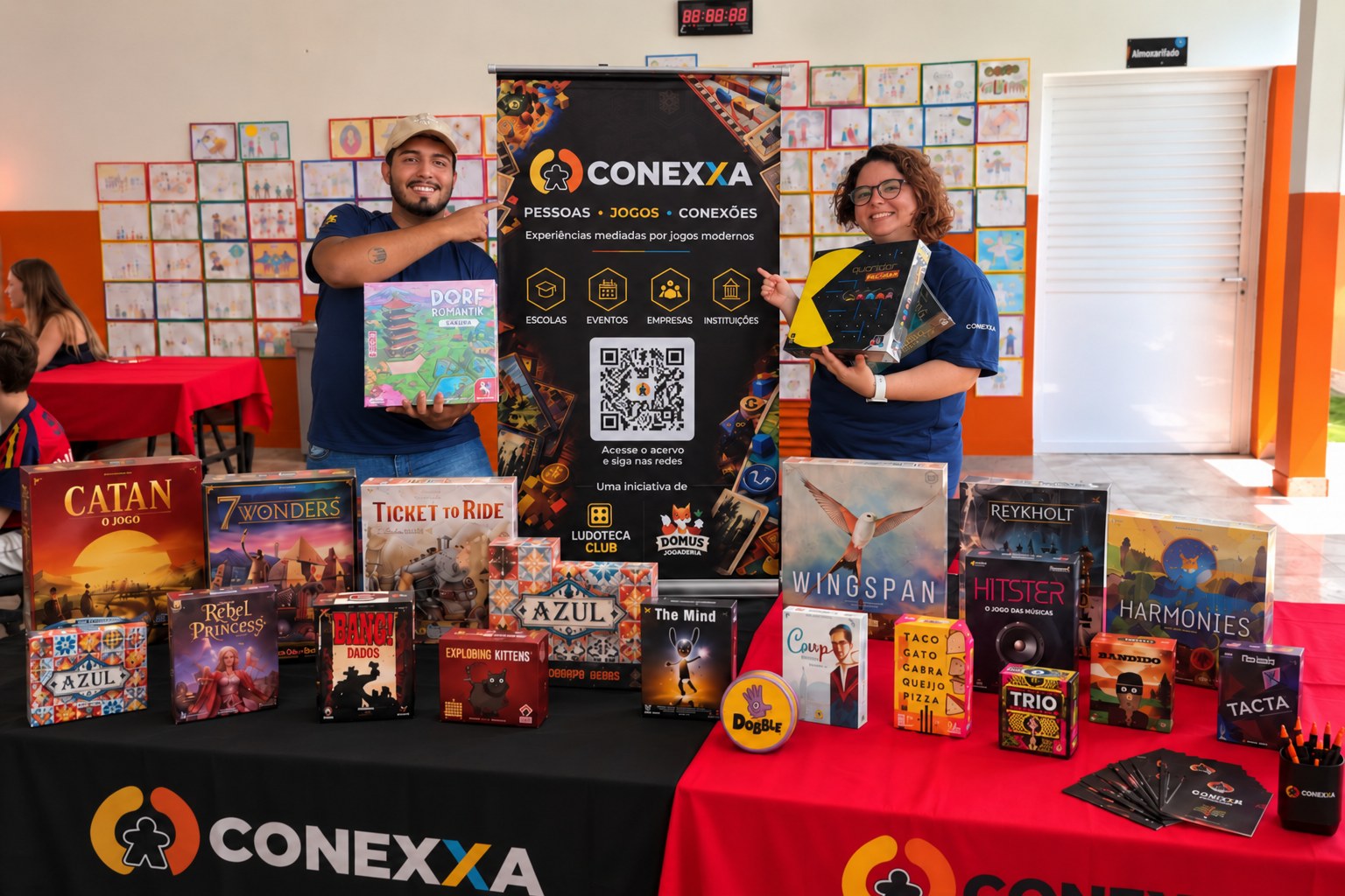 Equipe Conexxa no Dia da Família Marista com seu acervo de jogos de mesa